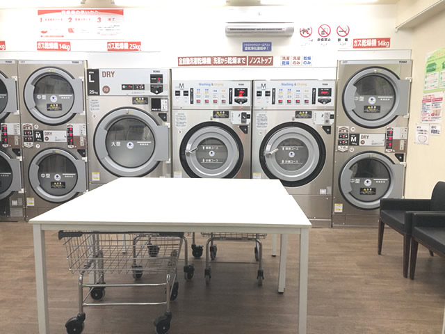 全自動洗濯乾燥機2台、布団も乾燥できる大型乾燥機1台と中型乾燥機が6台。