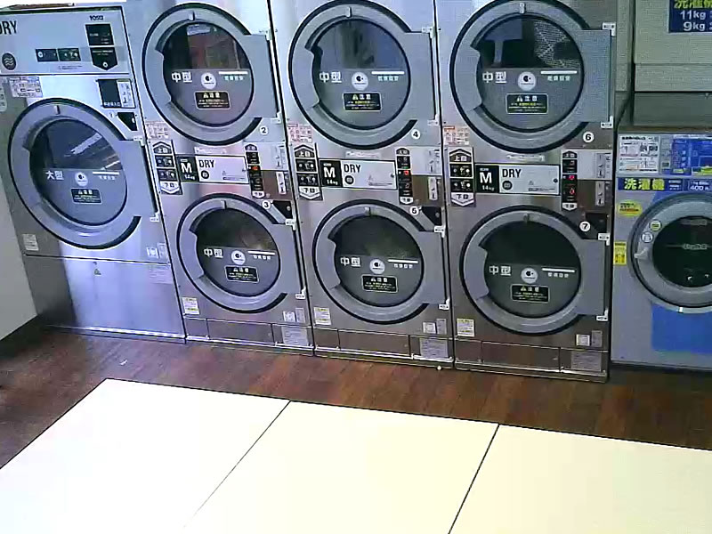 小型洗濯機1台、布団も乾燥できる大型乾燥機1台と標準タイプの乾燥機が6台。